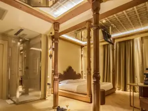 Emotional Grand Motel