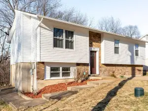 Beautiful House - Secure & Quiet -4 Br 2.5 B - 6 Queen Beds