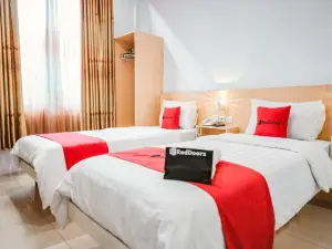 RedDoorz Premium at Hotel T-One Jambi
