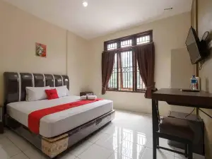 RedDoorz Near RS Adam Malik Medan 2