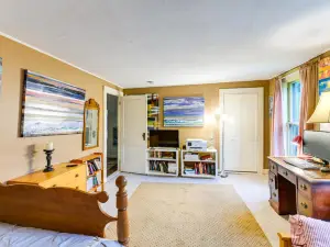 14 Mi to Schoodic Point: Gouldsboro Artists Home
