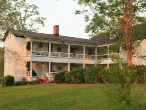 อินน์แอนด์ทาเวิร์น มีอันเดอร์