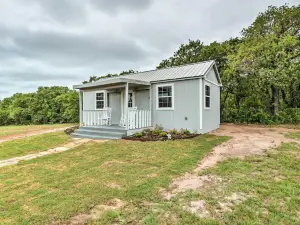 On-Site Pond & Fire Pit: Montague Retreat!