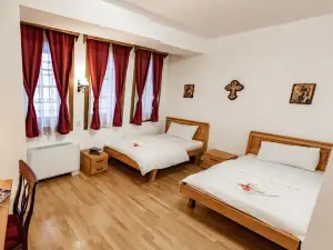 Guest Mansion, Гостински Палат