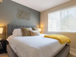Modern Suitevipwifipool2 King Bedsac