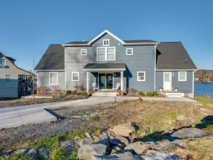 Family Home on Lake Newton with Deck and Fire Pit