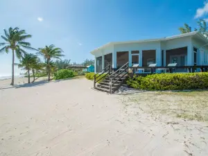 Peaceful Ocean Front Beach House in Bodden Town