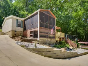 Lakefront Fair Play Vacation Rental, Pets Welcome!