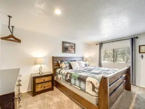 Hot Tub, Game Room Dog-Friendly Pine Cabin!
