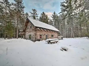 Secluded Vanderbilt Cabin, 9 Mi to Treetops!