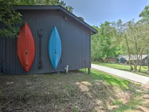 Cozy Studio Cabin on Lake O the Pines with Deck!