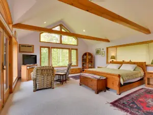 Peaceful Bedford Escape: Deck & Stunning Views!
