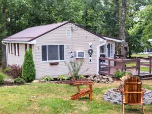 Pet-Friendly Somerset Cottage Near Boat Ramps!
