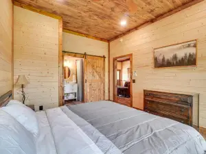Hot Tub & Mtn Views: Pet-Friendly Englewood Cabin