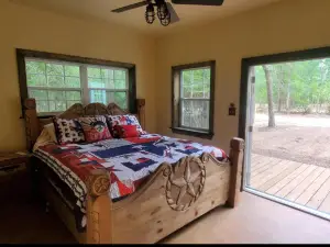 Waterfront Lonestar Cabin in a Magical Forest