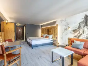 BaseCamp Hotel