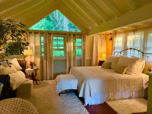 Refreshing Private Suite at Hawi Guest House