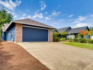 Tasteful Tualatin Home 40 Mi to Willamette Valley