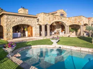 Wild Horses Lodge