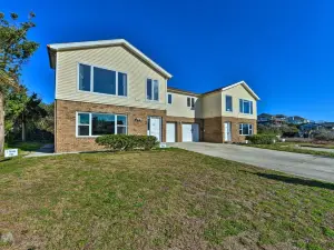 1 Ocean Fun Emerald Isle Apt, Steps to Beaches!