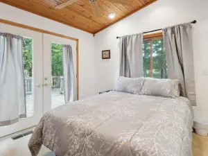 Serene Yellville Retreat with Hot Tub on 85 Acres