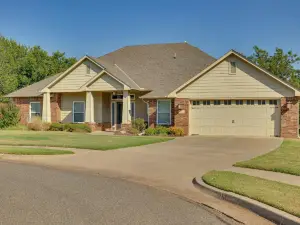 Quaint Noble Home 6 Mi to University of Oklahoma!