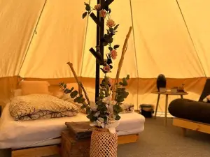 Glamping on Idyllic Lake, Paddle Boards & Rowboat