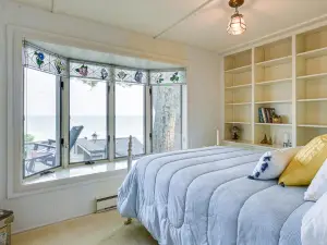 Vibrant Waterfront Vacation Rental on Lake Huron!
