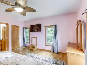 Pet-Friendly Fennville Home Near Saugatuck Dunes!