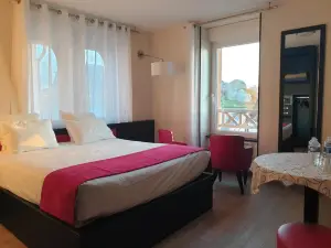 Logis Hôtel Saint Guirec Et de La Plage