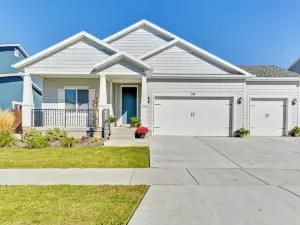Luxurious 6 Bedroom Home w/Garage Parking!Pets Too