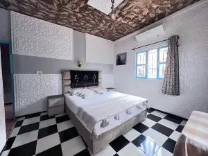 La Maison Traditionnelle Hôtel et Guesthouse