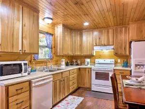 3 Mi to Little River Canyon Scenic Alabama Cabin