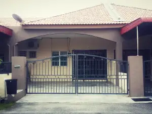 Fahaz Lumut Homestay