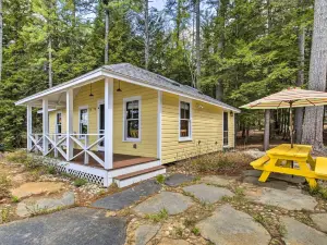 Lakefront Cottage Boat Dock, Patio and Kayaks!