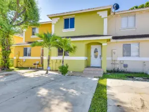 Opa-Locka Townhome, 15 Mi to Miami Beach!