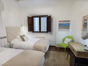 Cuatro Caminos Rooms