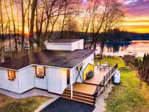 Lakefront Cabin w King Bed & Amazing Lake Views