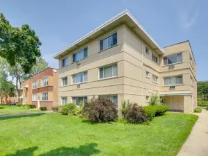 Convenient Skokie Condo - Walk to Train!