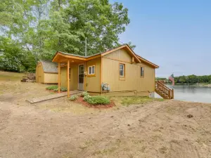 Waterfront Lake Cabin Close to Boating and Fishing!