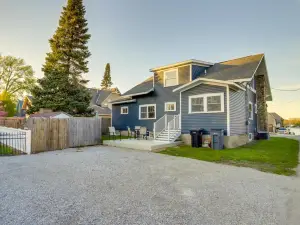 Indiana Vacation Rental - Walk to Syracuse Lake!