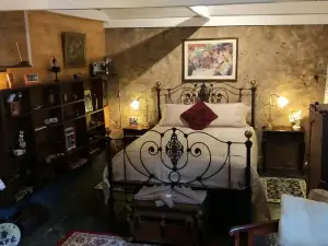 A la Folly the Retreat