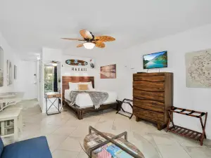 Downtown Hawaiian Paradise Hotel Condo with Hot Tub, Pool & Beach - Kona Islander Inn