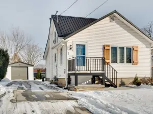 Charming Iowa Abode Near Knoxville Raceway!