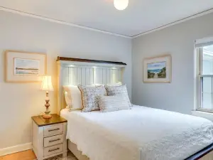 Walkable Thiensville Retreat Near Hiking!
