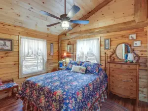 Tumbling Shoals Cabin Near Greers Ferry Lake!