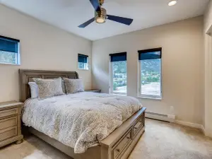 Rambler's Retreat Sleeps 8 Lakefront View