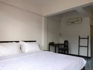 RoongThoeng Place Hotel