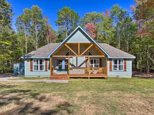 2 Mi to Golf Course + Fire Pit: Cozy Counce Cabin!