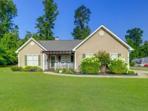 Charming Getaway with Grill 2 Mi to Newnan Square!